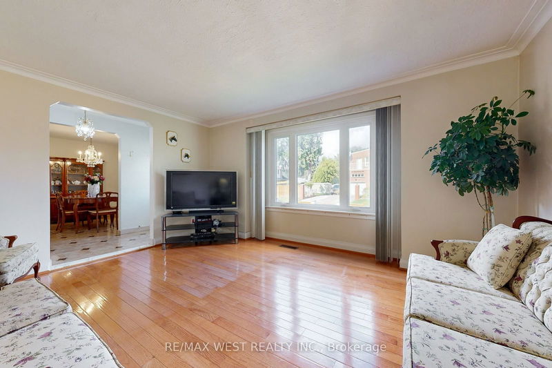 60 Parkchester Rd  Toronto, M6M 2S2 | Image 7