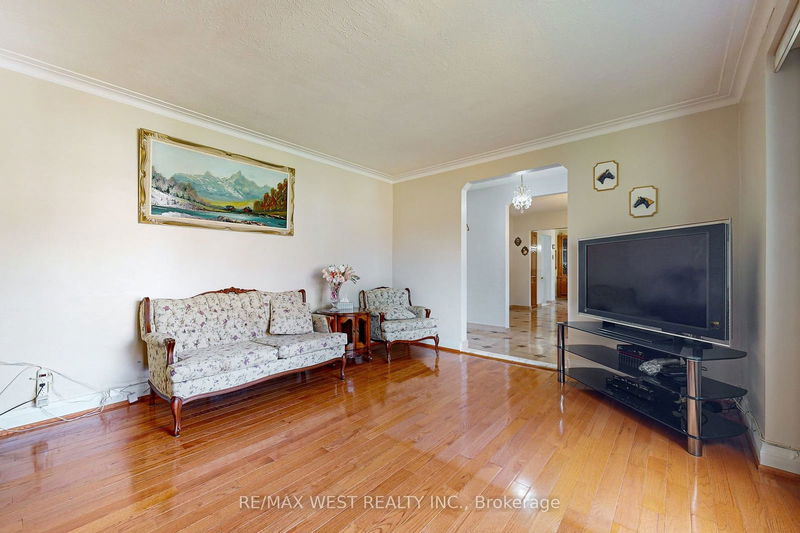 60 Parkchester Rd  Toronto, M6M 2S2 | Image 9