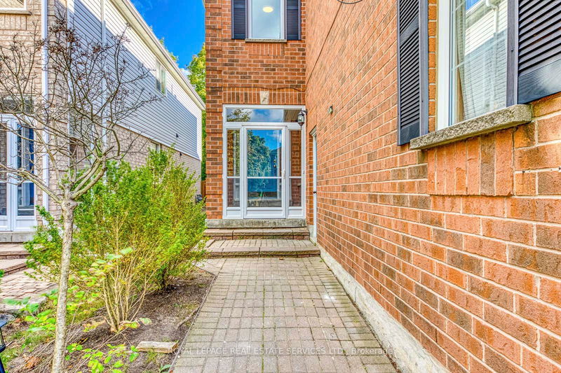 2888 Westbury Crt  Mississauga, L5M 6B3 | Image 3