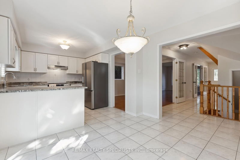 3251 Bloomfield Dr  Mississauga, L5N 6X8 | Image 11