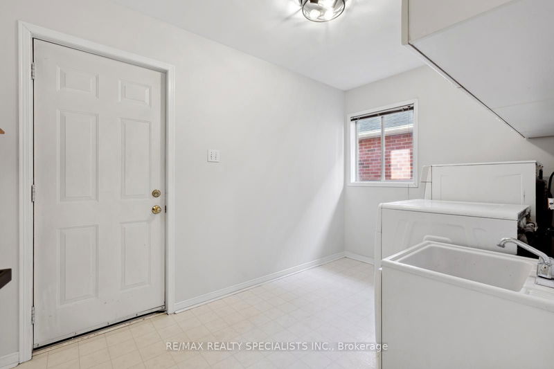 3251 Bloomfield Dr  Mississauga, L5N 6X8 | Image 12