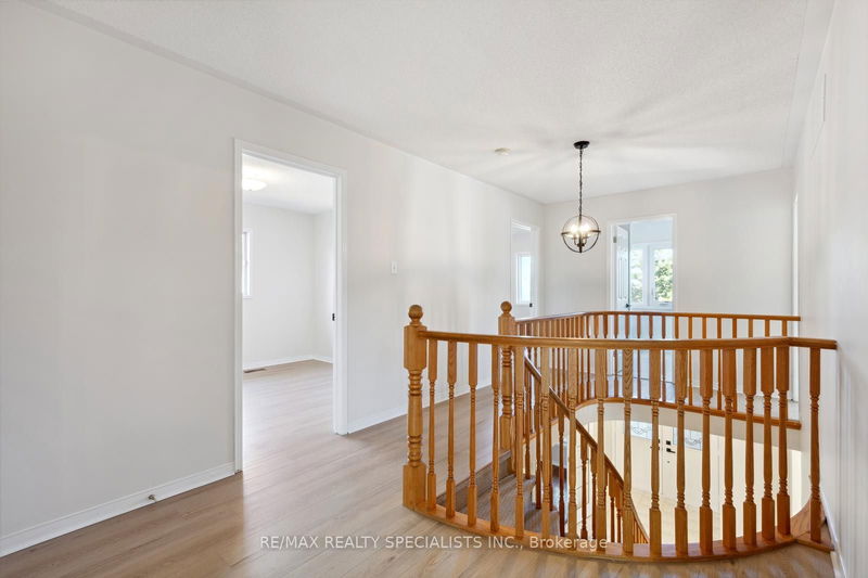 3251 Bloomfield Dr  Mississauga, L5N 6X8 | Image 14