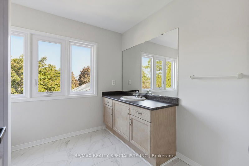 3251 Bloomfield Dr  Mississauga, L5N 6X8 | Image 21