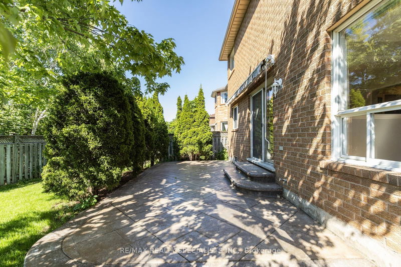 3251 Bloomfield Dr  Mississauga, L5N 6X8 | Image 27