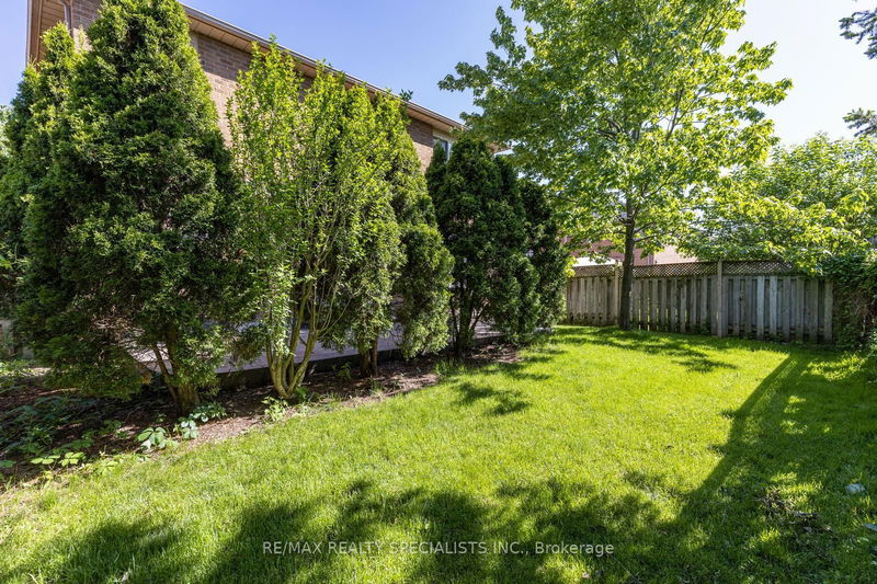 3251 Bloomfield Dr  Mississauga, L5N 6X8 | Image 30