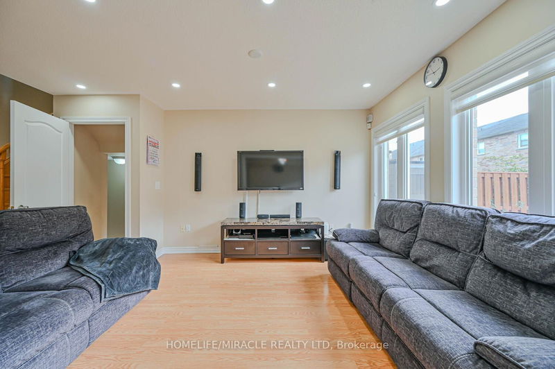 15 Fairwood Circ  Brampton, L6R 0X6 | Image 12