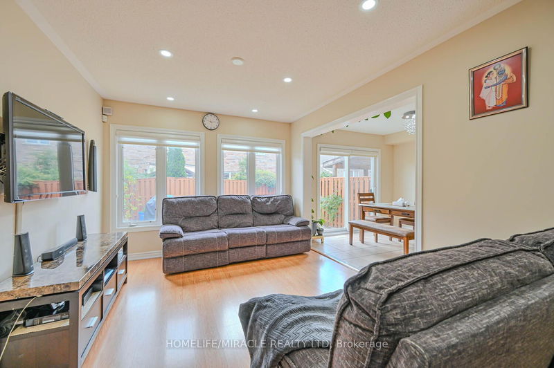 15 Fairwood Circ  Brampton, L6R 0X6 | Image 14