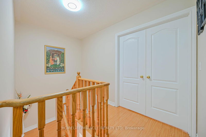 15 Fairwood Circ  Brampton, L6R 0X6 | Image 18