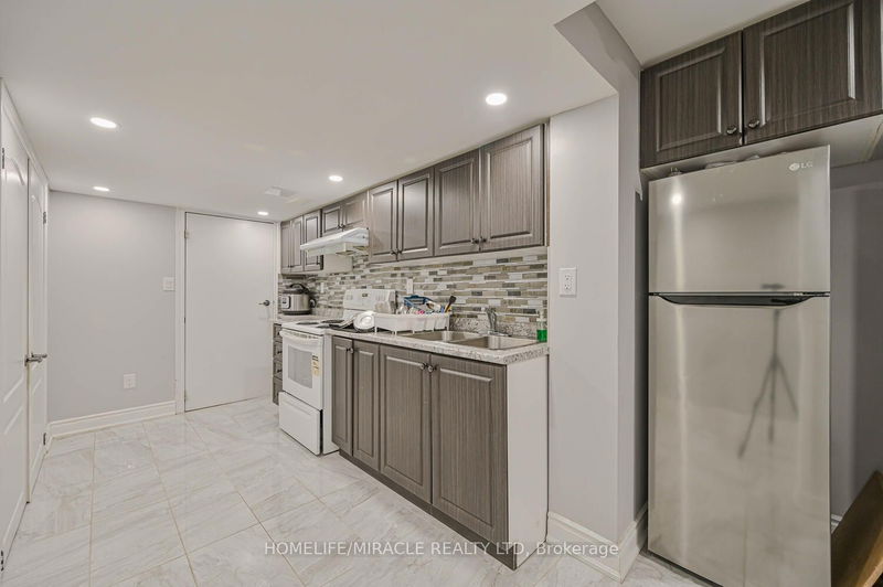 15 Fairwood Circ  Brampton, L6R 0X6 | Image 34