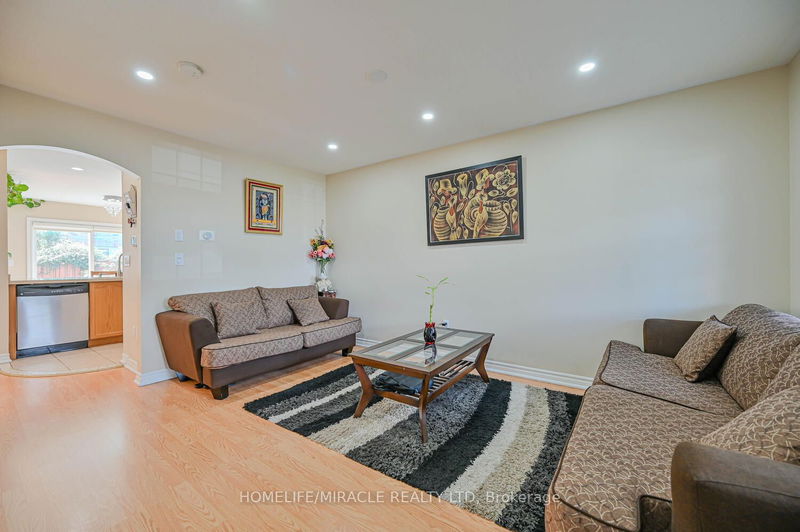 15 Fairwood Circ  Brampton, L6R 0X6 | Image 4