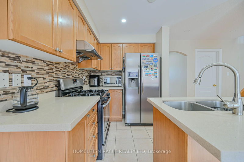 15 Fairwood Circ  Brampton, L6R 0X6 | Image 7