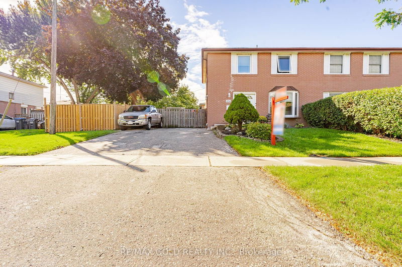 104 Dorchester Dr  Brampton, L6T 3E7 | Image 2