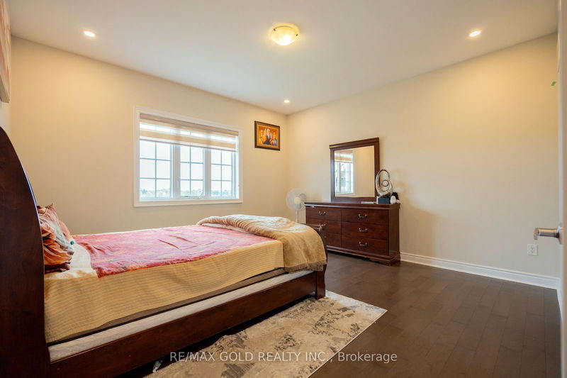 11 Martin Byrne Dr  Brampton, L6P 0V2 | Image 26