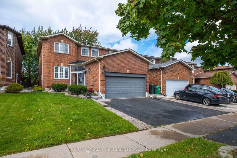 83 Castlehill Rd  Brampton, L6X 4C2 | Image 1