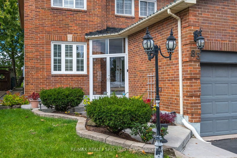 83 Castlehill Rd  Brampton, L6X 4C2 | Image 3