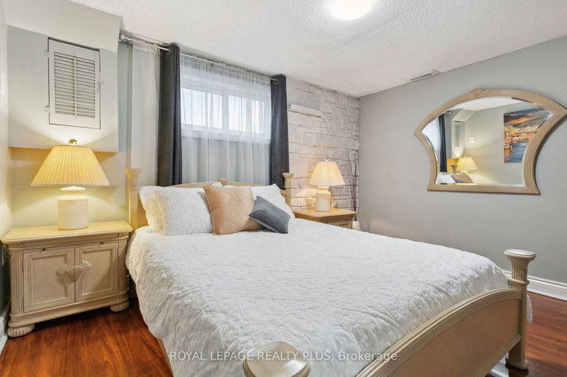 758 Greenore Rd  Mississauga, L4Y 2V4 | Image 30