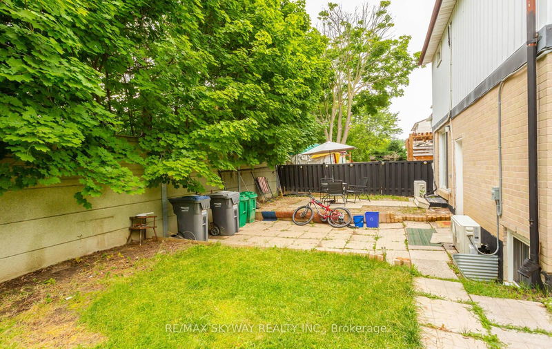 45 Hoskins Sq  Brampton, L6S 2N6 | Image 24