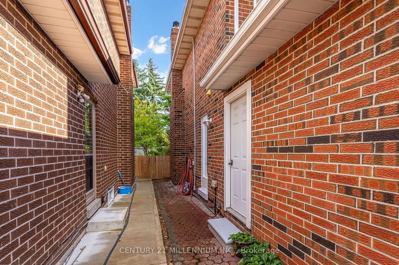 46 Tanager Sq  Brampton, L6Z 1X2 | Image 26