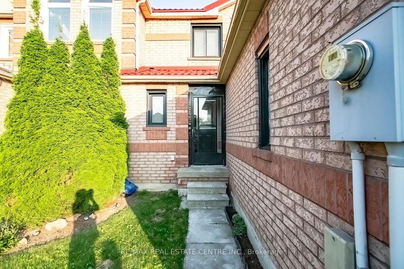 129 Lent Cres  Brampton, L6Y 5E6 | Image 2