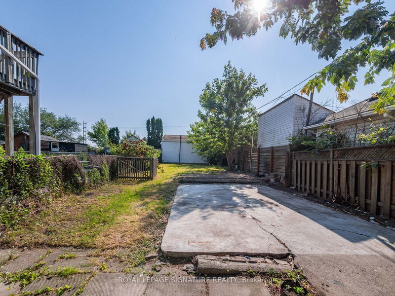 323 Gilbert Ave S Toronto, M6E 4W9 | Image 31