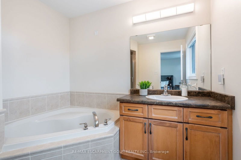 4000 Alexan Cres  Burlington, L7M 5A8 | Image 13