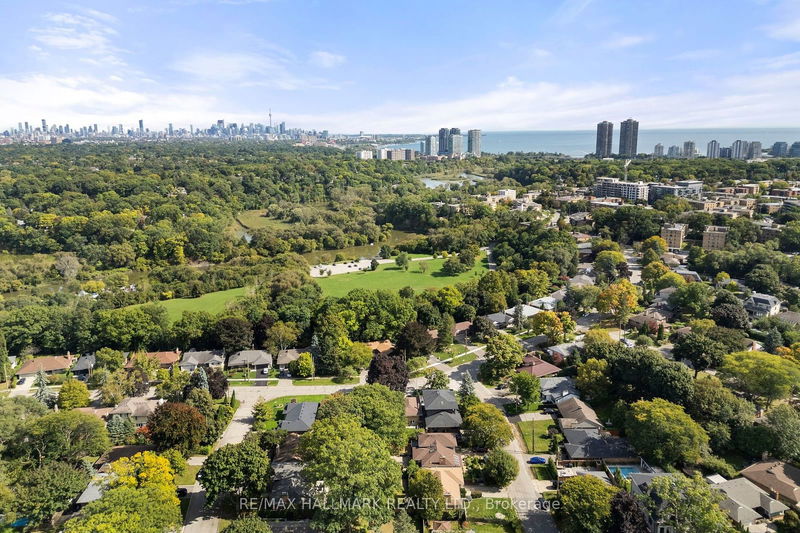 71 Riverwood Pkwy  Toronto, M8Y 4E4 | Image 22