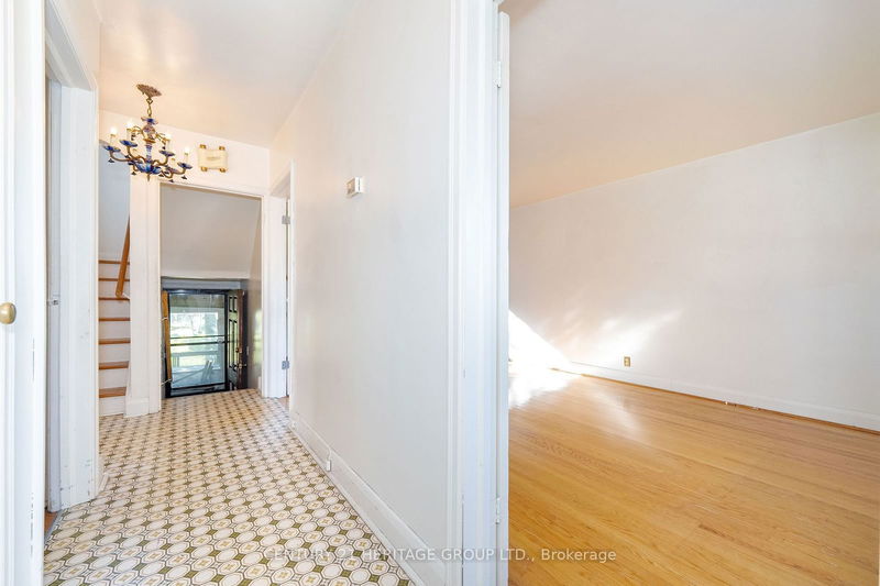 75 Winston Park Blvd  Toronto, M3K 1C2 | Image 2