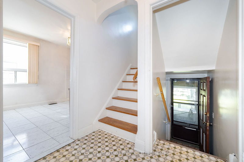 75 Winston Park Blvd  Toronto, M3K 1C2 | Image 5