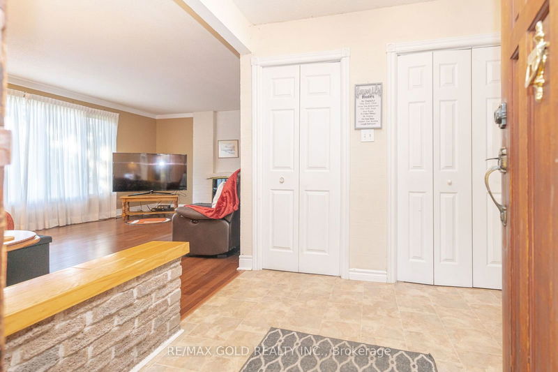 28 Drury Cres  Brampton, L6T 1L2 | Image 3