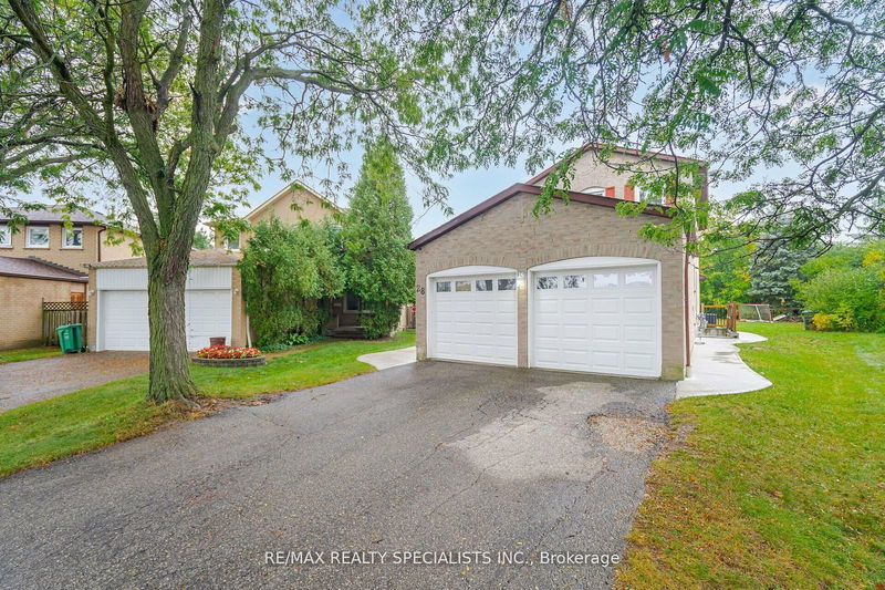 28 Meadow Bush Crt  Brampton, L6S 5B6 | Image 4