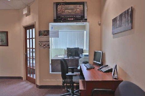 202 - 49 Hillcrest Ave, Brampton, L6W 4V4 | Image 3