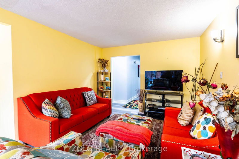 24 Wallis Cres  Toronto, M9V 4K3 | Image 6