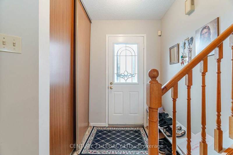 89 Cutters Cres  Brampton, L6Y 4M2 | Image 3