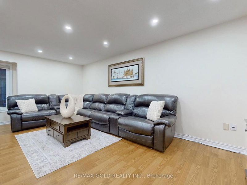 15 Pressed Brick Dr  Brampton, L6V 4K8 | Image 7