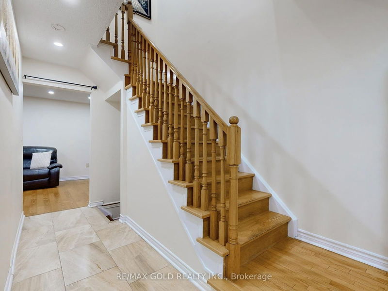 15 Pressed Brick Dr  Brampton, L6V 4K8 | Image 9