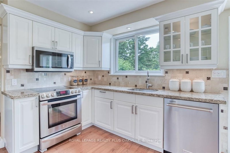 234 Spring Garden Rd  Oakville, L6L 5H4 | Image 8