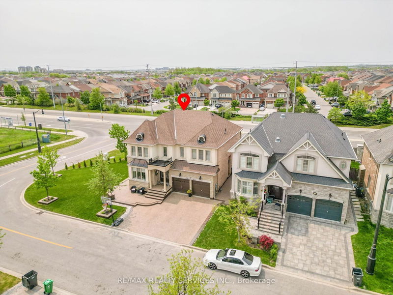 2 Poppy Hills Rd  Brampton, L6P 3T4 | Image 3