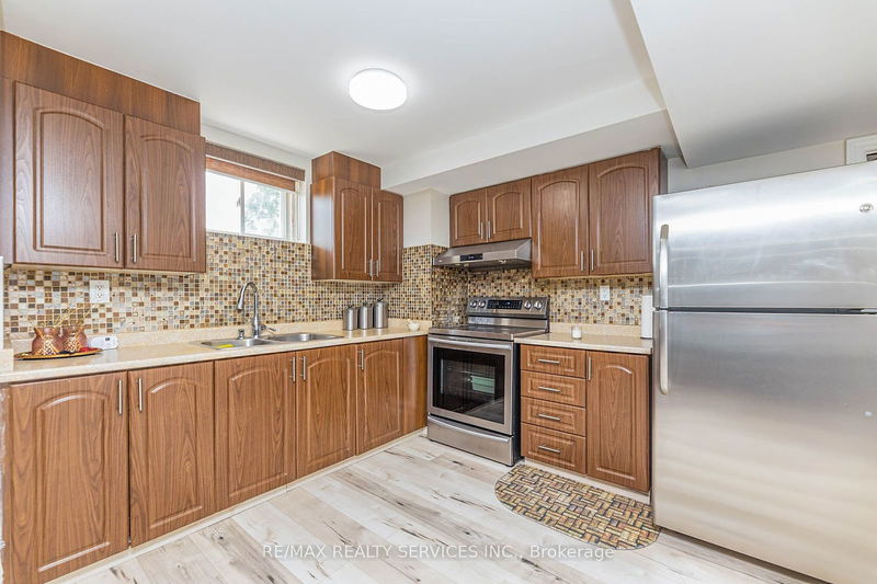 2 Poppy Hills Rd  Brampton, L6P 3T4 | Image 33