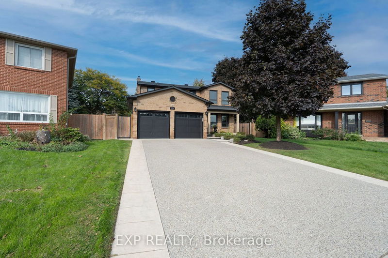 771 Ajyn Crt  Mississauga, L4Y 4E9 | Image 3