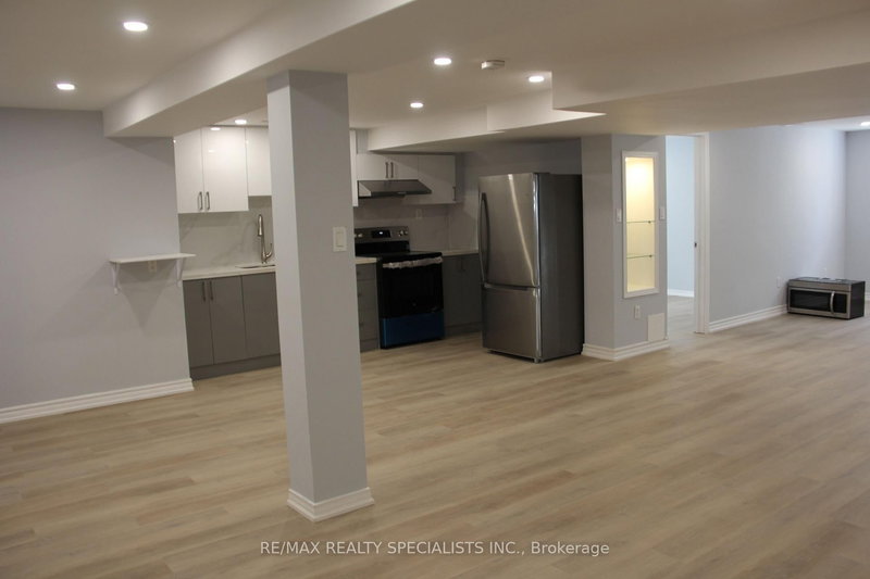 BSMT - 934 Boyer Blvd, Mississauga, L5V 1X4 | Image 2