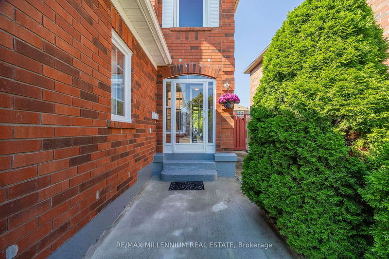 12 Mount Fuji Cres  Brampton, L6R 2L3 | Image 3