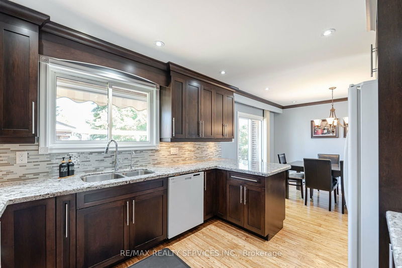 195 Elmwood Rd  Oakville, L6K 2A9 | Image 12