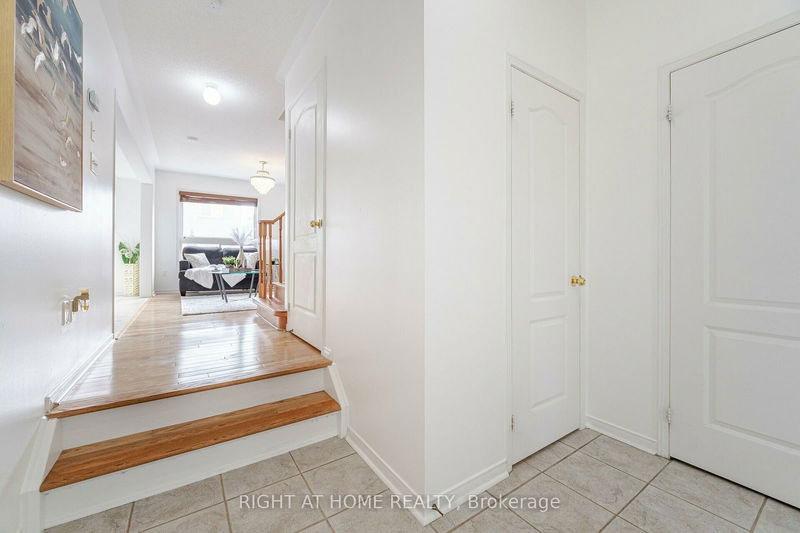 30 Mistdale Cres  Brampton, L7A 1S1 | Image 4