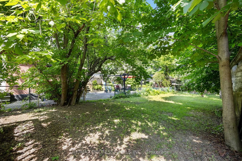 34 Dixon Rd  Toronto, M9P 2L3 | Image 19