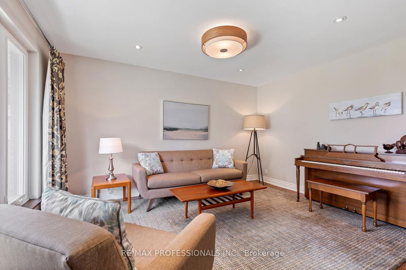 19 Tapley Dr  Toronto, M9R 3P2 | Image 3