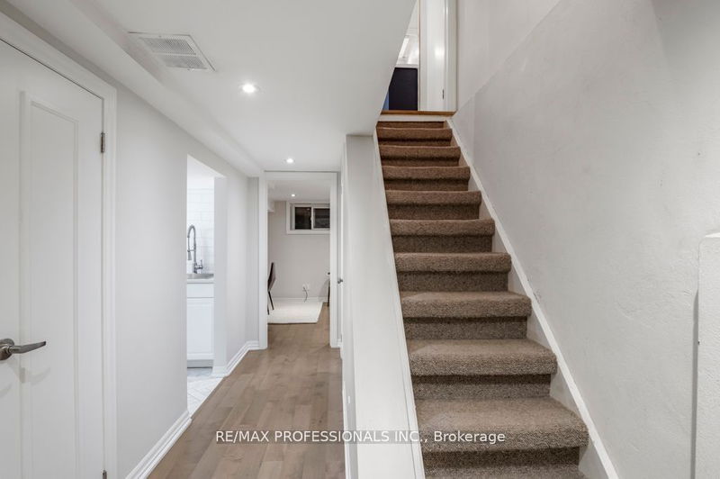 476 Runnymede Rd  Toronto, M6S 2Z3 | Image 24