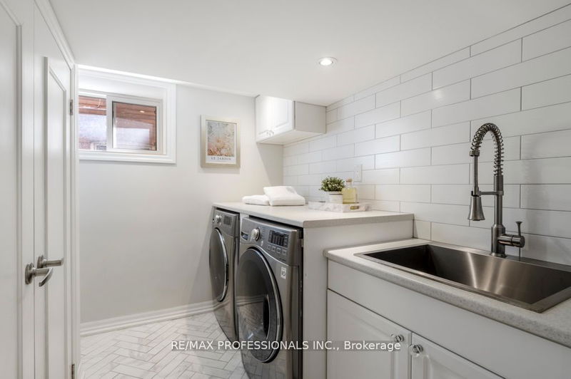 476 Runnymede Rd  Toronto, M6S 2Z3 | Image 25