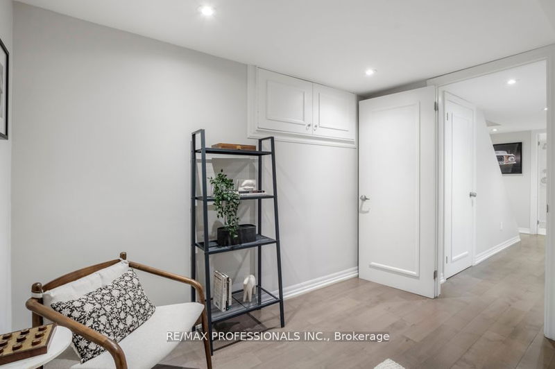 476 Runnymede Rd  Toronto, M6S 2Z3 | Image 28