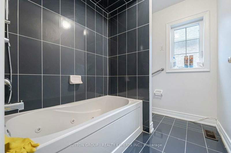 8 Decorso Dr  Brampton, L6P 3T7 | Image 26