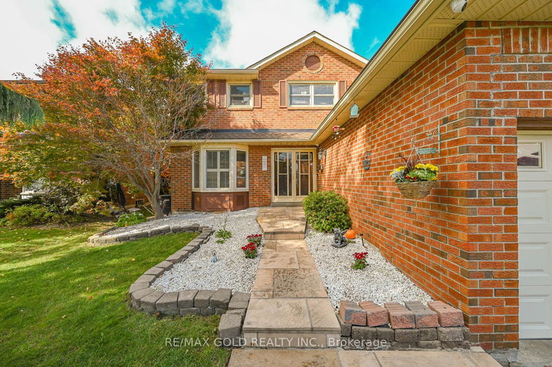 36 Barr Cres  Brampton, L6Z 3C2 | Image 2